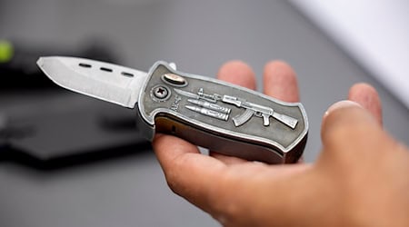 Gefährliche Springmesser: Bürger konnten die illegalen Messer bis zum 1. Oktober straffrei abgeben. (Symbolbild) / Foto: Thomas Banneyer/dpa