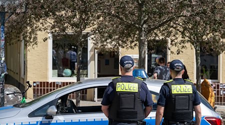 Die Polizei ermittelt nach Drohungen gegen die «Bajszel»-Betreiber. (Archivbild) / Foto: Soeren Stache/dpa
