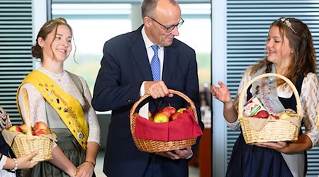Die Veranstaltung soll auf die heimische Obstproduktion hinweisen. / Foto: Bernd von Jutrczenka/dpa