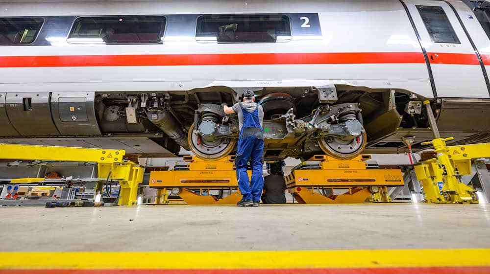 Das ICE-Werk in Cottbus soll auch von der Ausbildungswerkstatt profitieren. (Archivbild) / Foto: Patrick Pleul/dpa