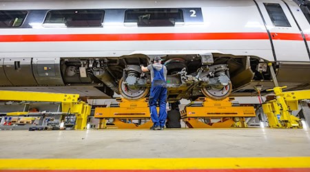 Das ICE-Werk in Cottbus soll auch von der Ausbildungswerkstatt profitieren. (Archivbild) / Foto: Patrick Pleul/dpa
