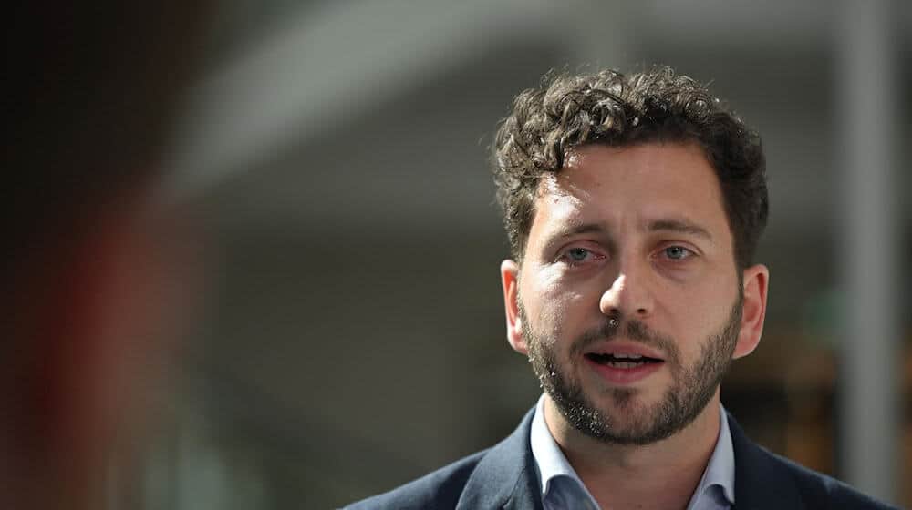 Grünen-Chef Felix Banaszak übte heftige Kritik. (Archivfoto) / Foto: Shireen Broszies/dpa