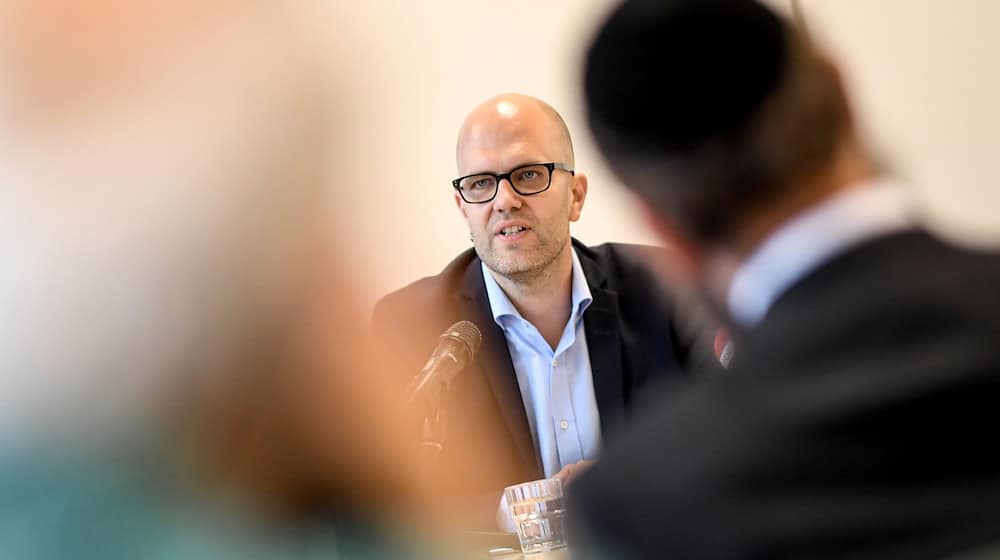 Berlins Antisemitismusbeauftragter Samuel Salzborn sieht jüdisches Leben in Berlin vielfältig bedroht. (Archivbild) / Foto: Britta Pedersen/dpa-Zentralbild/dpa Berlins Antisemitismusbeauftragter Samuel Salzborn sieht jüdisches Leben in Berlin vielfältig bedroht. (Archivbild) / Foto: Britta Pedersen/dpa-Zentralbild/dpa