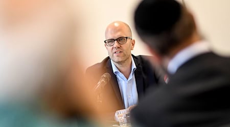 Berlins Antisemitismusbeauftragter Samuel Salzborn sieht jüdisches Leben in Berlin vielfältig bedroht. (Archivbild) / Foto: Britta Pedersen/dpa-Zentralbild/dpa Berlins Antisemitismusbeauftragter Samuel Salzborn sieht jüdisches Leben in Berlin vielfältig bedroht. (Archivbild) / Foto: Britta Pedersen/dpa-Zentralbild/dpa