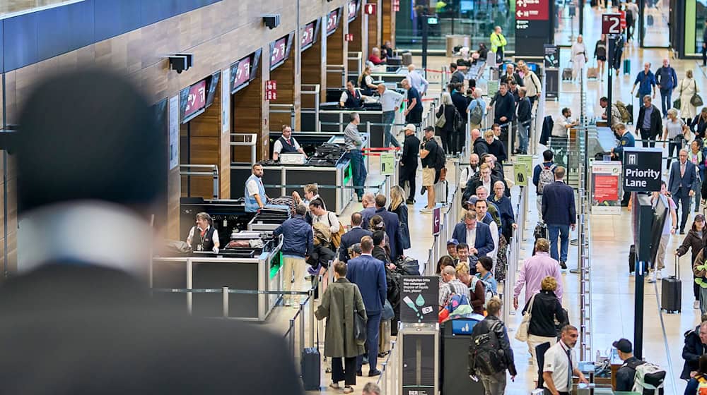 Am Wochenende werden sehr viele Fluggäste am Flughafen Berlin-Brandenburg erwartet. (Archivbild) / Foto: Michael Ukas/dpa
