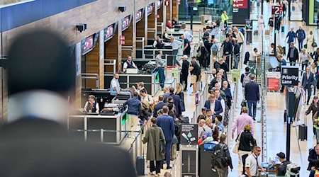 Am Wochenende werden sehr viele Fluggäste am Flughafen Berlin-Brandenburg erwartet. (Archivbild) / Foto: Michael Ukas/dpa