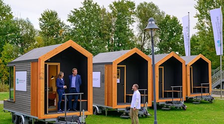 Mini-Büros auf der grünen Wiese: Sogenannte Tiny Spaces dienen als Arbeitsräume und Kreativwerkstatt im Start-up-Zentrum in Beeskow. / Foto: Patrick Pleul/dpa