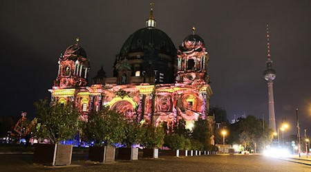 Bei der Generalprobe für das Festival of Lights wird unter anderem der Berliner Dom angestrahlt. (Archivfoto) / Foto: Joerg Carstensen/dpa