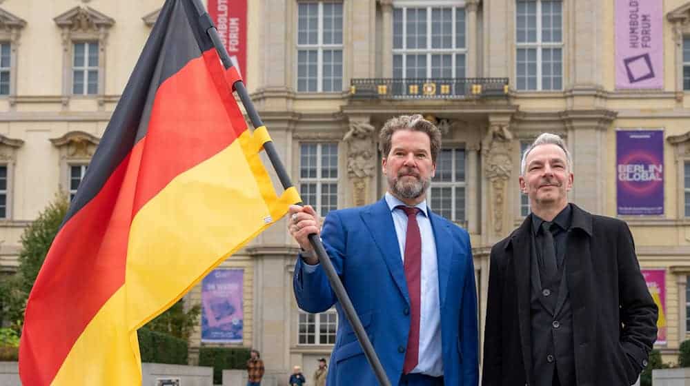 Der Berliner Beauftragter zur Aufarbeitung der SED-Diktatur, Frank Ebert (r) und CDU-Fraktionschef Dirk Stettner unterstützen die Idee einer «Freiheitsausstellung» im Humboldt Forum.  / Foto: Soeren Stache/dpa post-slider