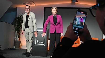 Stefan Franzke, Geschäftsführer der Wirtschaftsförderung Berlin Partner, und Wirtschaftssenatorin Franziska Giffey (SPD) eröffneten den neuen Hub in Alt-Treptow.  / Foto: Elisa Schu/dpa