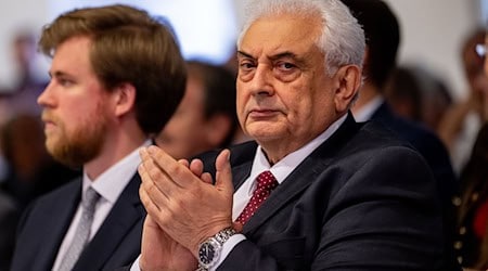 Der russische Botschafter Sergej Netschajew kam auf Einladung der brandenburgischen BSW-Landtagsfraktion zu einer Ausstellungseröffnung zum Thema «Krieg und Frieden».  / Foto: Fabian Sommer/dpa