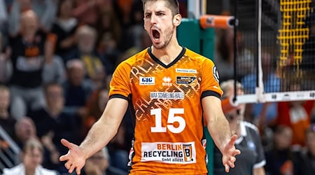 Moritz Reichert steht mit den BR Volleys im Finale des Supercup. / Foto: Andreas Gora/dpa