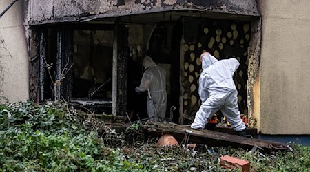 Das Feuer in der Erdgeschosswohnung hat große Schäden hinterlassen. Einsatzkräfte der Spurensicherung suchen nach der Ursache. / Foto: Fabian Sommer/dpa