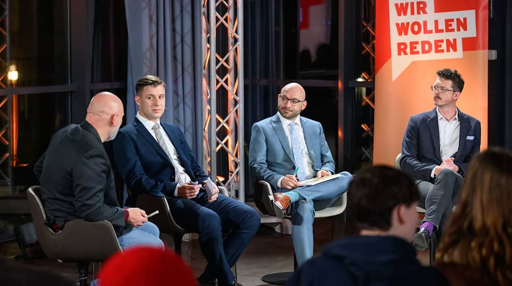 Kontroverse Debatte im RBB-Livetalk «Wir wollen reden» in Bad Freienwalde zum Erstarken der AfD. / Foto: Patrick Pleul/dpa
