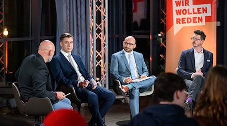 Kontroverse Debatte im RBB-Livetalk «Wir wollen reden» in Bad Freienwalde zum Erstarken der AfD. / Foto: Patrick Pleul/dpa