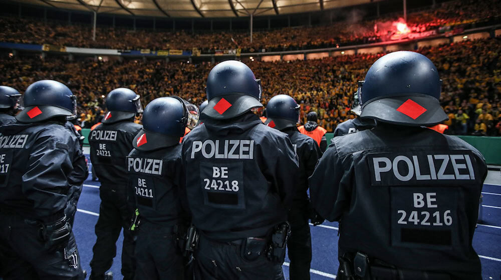 Die Polizei wird am Samstag nicht nur im Olympiastadion gefordert sein. (Archivbild) / Foto: Andreas Gora/dpa Die Polizei wird am Samstag nicht nur im Olympiastadion gefordert sein. (Archivbild) / Foto: Andreas Gora/dpa