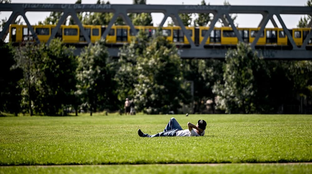 Der Park am Gleisdreieck steht für Entspannung - doch aufgrund maroder Brücken wird bald auch kräftig gebaut. (Archivbild) / Foto: Britta Pedersen/dpa Der Park am Gleisdreieck steht für Entspannung - doch aufgrund maroder Brücken wird bald auch kräftig gebaut. (Archivbild) / Foto: Britta Pedersen/dpa