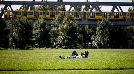 Der Park am Gleisdreieck steht für Entspannung - doch aufgrund maroder Brücken wird bald auch kräftig gebaut. (Archivbild) / Foto: Britta Pedersen/dpa Der Park am Gleisdreieck steht für Entspannung - doch aufgrund maroder Brücken wird bald auch kräftig gebaut. (Archivbild) / Foto: Britta Pedersen/dpa
