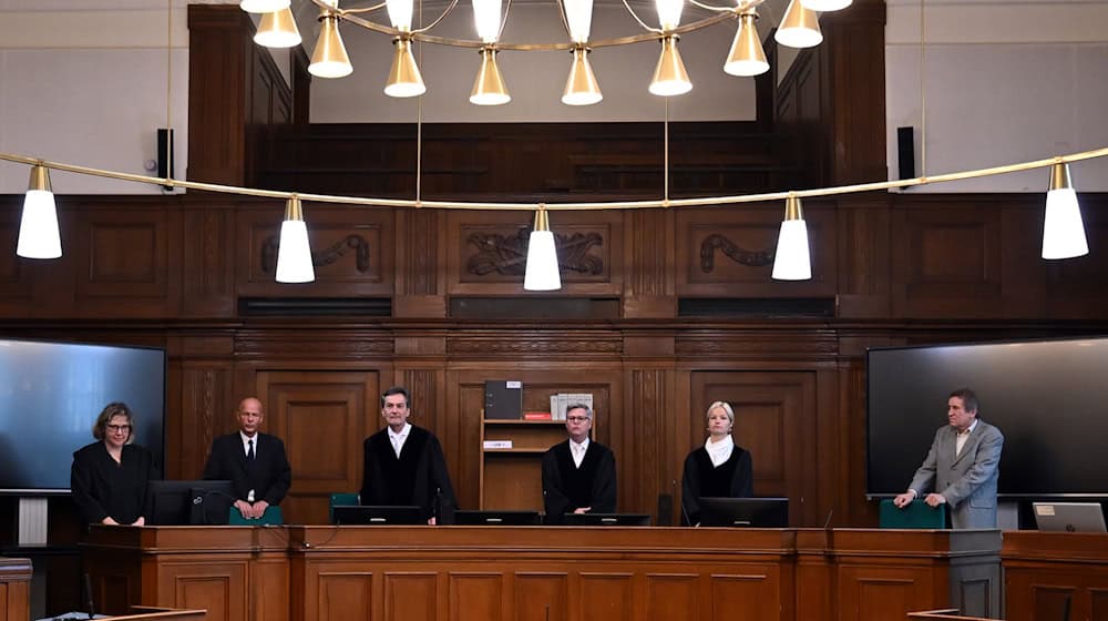 Gegen mutmaßliche Mitglieder einer Bande wird wegen Betrugs mit angeblich wertvollen Büchern verhandelt. / Foto: Lilli Förter/dpa Gegen mutmaßliche Mitglieder einer Bande wird wegen Betrugs mit angeblich wertvollen Büchern verhandelt. / Foto: Lilli Förter/dpa