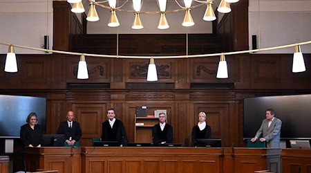 Gegen mutmaßliche Mitglieder einer Bande wird wegen Betrugs mit angeblich wertvollen Büchern verhandelt. / Foto: Lilli Förter/dpa Gegen mutmaßliche Mitglieder einer Bande wird wegen Betrugs mit angeblich wertvollen Büchern verhandelt. / Foto: Lilli Förter/dpa