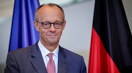 Kanzler Merz macht am Dienstag eine Stippvisite nach Brandenburg und trifft mit der Landesregierung zusammen. Es ist offiziell sein Antrittsbesuch als Bundeskanzler in dem Bundesland. (Archivbild)  / Foto: Kay Nietfeld/dpa