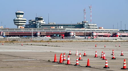 Auf dem ehemaligen Flughafen Gelände soll auch die Urban Tech Republic und ein Wohnprojekt entstehen. (Archivbild) / Foto: Jens Kalaene/dpa Auf dem ehemaligen Flughafen Gelände soll auch die Urban Tech Republic und ein Wohnprojekt entstehen. (Archivbild) / Foto: Jens Kalaene/dpa