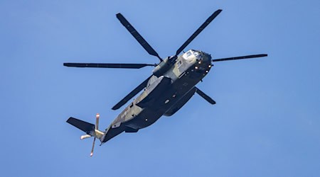 Ein Transporthubschrauber der Bundeswehr in der Luft. Spezialisierte Einheiten absolvieren bis 30. Oktober eine Übung mit Nachtflügen. (Archivbild)  / Foto: Frank Hammerschmidt/dpa