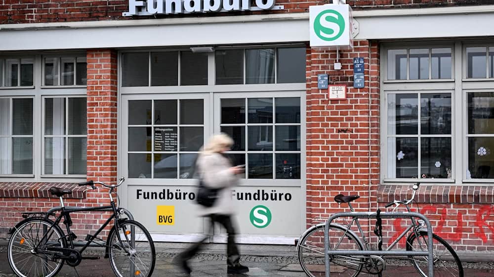 Das Fundbüro der BVG befindet sich unweit des Bahnhofs Warschauer Straße. (Archivbild) / Foto: Britta Pedersen/dpa