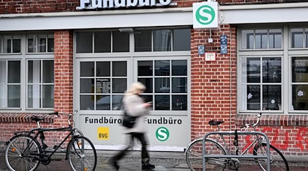 Das Fundbüro der BVG befindet sich unweit des Bahnhofs Warschauer Straße. (Archivbild) / Foto: Britta Pedersen/dpa