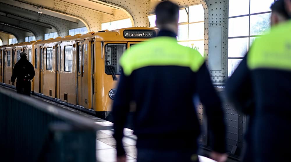 Im ersten Halbjahr gab es in Bahnhöfen und Fahrzeugen der BVG deutlich weniger Straftaten und Übergriffe auf Beschäftigte.  / Foto: Britta Pedersen/dpa
