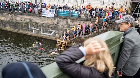 Dutzende wagten sich bei herbstlichen Temperaturen in den Spreekanal, um gegen das Badeverbot in der Spree zu demonstrieren. / Foto: Fabian Sommer/dpa