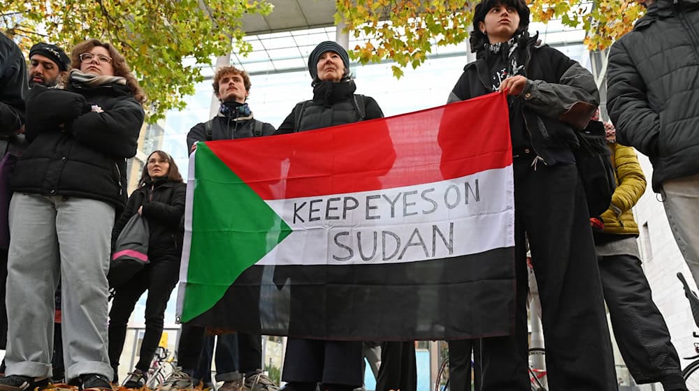 Demonstranten hatten sich vor dem Auswärtigen Amt versammelt, um auf die Situation im Sudan aufmerksam zu machen.  / Foto: Elisa Schu/dpa Demonstranten hatten sich vor dem Auswärtigen Amt versammelt, um auf die Situation im Sudan aufmerksam zu machen.  / Foto: Elisa Schu/dpa