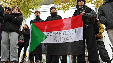 Demonstranten hatten sich vor dem Auswärtigen Amt versammelt, um auf die Situation im Sudan aufmerksam zu machen.  / Foto: Elisa Schu/dpa Demonstranten hatten sich vor dem Auswärtigen Amt versammelt, um auf die Situation im Sudan aufmerksam zu machen.  / Foto: Elisa Schu/dpa