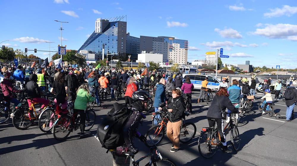 Mehrere hundert Menschen nahmen zu Fuß oder mit dem Rad an einer Demonstration gegen den Ausbau der Autobahn 100 teil.  / Foto: Paul Zinken/dpa