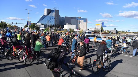 Mehrere hundert Menschen nahmen zu Fuß oder mit dem Rad an einer Demonstration gegen den Ausbau der Autobahn 100 teil.  / Foto: Paul Zinken/dpa
