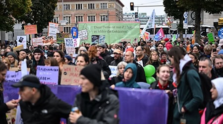 Demonstranten protestieren gegen geplante Kürzungen in Berlin.  / Foto: Britta Pedersen/dpa