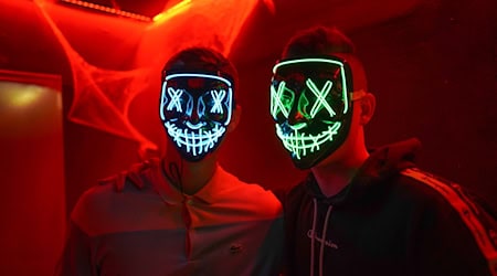 An Halloween wird in und um Berlin auch in diesem Jahr ausgiebig gefeiert. (Archivbild) / Foto: Jörg Carstensen/dpa An Halloween wird in und um Berlin auch in diesem Jahr ausgiebig gefeiert. (Archivbild) / Foto: Jörg Carstensen/dpa