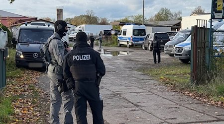 Polizei und Zollfahndung haben dort ein großes Drogenlabor ausgehoben.  / Foto: Julian Stähle/dpa  Polizei und Zollfahndung haben dort ein großes Drogenlabor ausgehoben.  / Foto: Julian Stähle/dpa