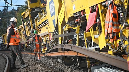 Riesige Gleisbaumaschine: Die RU 800 tauscht vollautomatisch Schwellen und Schienen aus. / Foto: Heiko Rebsch/dpa