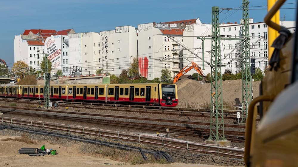 Schon im Dezember soll es aufgrund des Neubaus der A100-Ringbahnbrücke zu kürzeren Einschränkungen im S-Bahn-Verkehr kommen. (Archivbild) / Foto: Soeren Stache/dpa