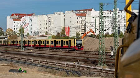 Schon im Dezember soll es aufgrund des Neubaus der A100-Ringbahnbrücke zu kürzeren Einschränkungen im S-Bahn-Verkehr kommen. (Archivbild) / Foto: Soeren Stache/dpa