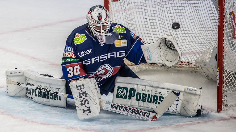 Goalie Jake Hildebrand hatte mit einer starken Leistung entscheidenden Anteil am Erfolg der Eisbären Berlin gegen Ingolstadt. / Foto: Andreas Gora/dpa