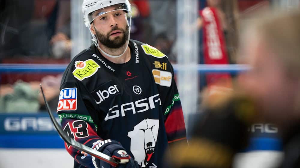 Angreifer Andreas Eder erzielte beim Sieg der Eisbären Berlin gegen Wolfsburg den entscheidenden Treffer. / Foto: Soeren Stache/dpa