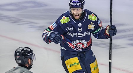 Angreifer Yannick Veilleux erzielte den ersten Treffer der Eisbären Berlin beim Auswärtssieg in Iserlohn. / Foto: Andreas Gora/dpa