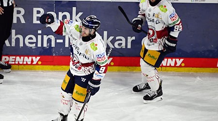 Angreifer Ty Ronning (l) erzielte den Siegtreffer der Eisbären Berlin gegen die Adler Mannheim. / Foto: Uli Deck/dpa Angreifer Ty Ronning (l) erzielte den Siegtreffer der Eisbären Berlin gegen die Adler Mannheim. / Foto: Uli Deck/dpa