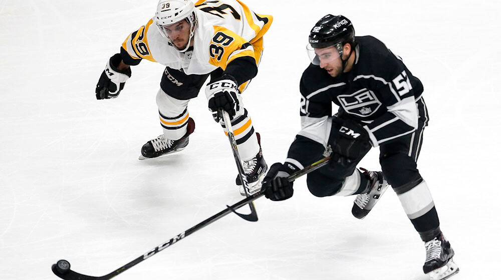 Jean-Sébastien Dea (l) spielt nun für die Eisbären. (Archivbild) / Foto: Ringo H.W. Chiu/AP/dpa