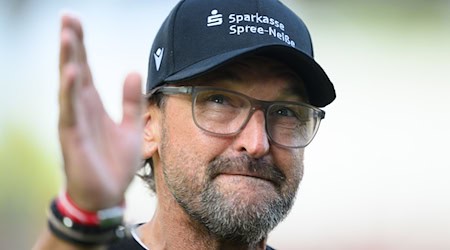 Energie-Trainer Claus-Dieter Wollitz gewinnt mit seinem Team gegen Aachen noch. (Archivbild) / Foto: Robert Michael/dpa