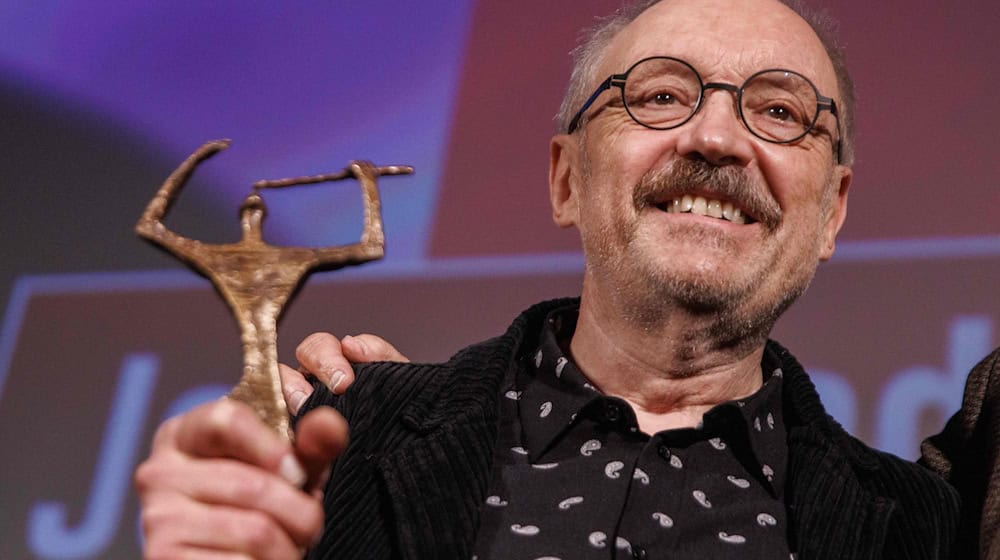 Hader wurde auch für seine spezielle künstlerische Handschrift geehrt. / Foto: Carsten Koall/dpa post-slider