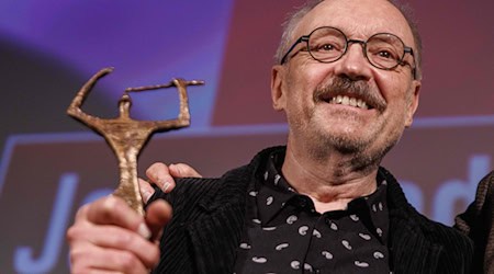 Hader wurde auch für seine spezielle künstlerische Handschrift geehrt. / Foto: Carsten Koall/dpa Hader wurde auch für seine spezielle künstlerische Handschrift geehrt. / Foto: Carsten Koall/dpa