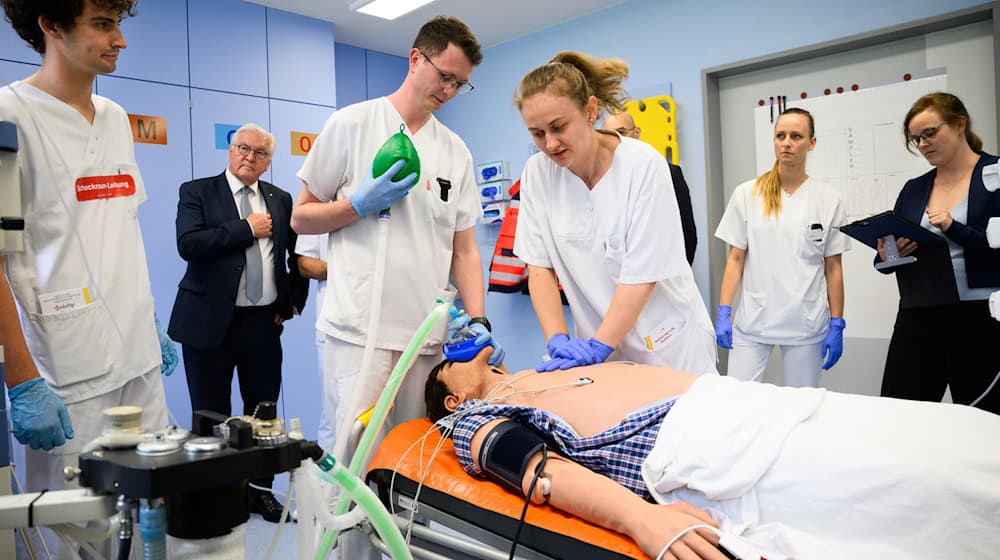 Die Medizinische Hochschule Brandenburg hat mehrere Standorte im Land. Im Sommer besuchte Bundespräsident Frank-Walter Steinmeier den Standort Neuruppin. (Archivbild) / Foto: Bernd von Jutrczenka/dpa